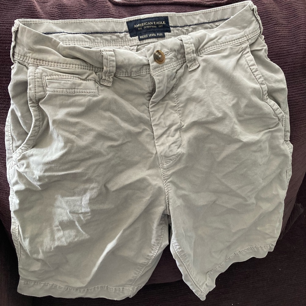 AMERICAN EAGLE Men’s size 26. Light grey shorts. NWOT. slim fit